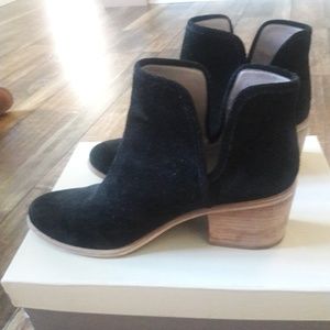 Hinge ankle boots